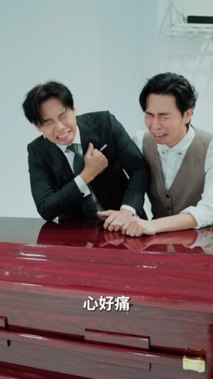 Daniel Chen Instagram - 時間有限 請好好把握 🤝
⠀
❤️‍🔥 威秀影城 𝗟𝗜𝗩𝗘 助念直播場 火熱搶購中 ❤️‍🔥
🎗️ Dr.情趣 《#炎上這群人》停更終局之戰
🔴 點擊 @burn.taiwan 主頁連結鎖定最新消息
⠀
✦ 影城觀眾好禮 ✧
凡購買【𝗟𝗜𝗩𝗘 助念直播場】入場券乙張
即可獲得影城觀眾好禮「群人寶寶要死圈」乙只
⤷ 全球限量款式，只送不賣！
⠀
▍​演出陣容 ▍
✦ 主秀 ✧
這群人 TGOP｜ @thisgroupofpeople
展榮 @keelongxu
展瑞 @monday_rays
茵聲 @ferrtsss
董仔 @donehannah
木星 @gillingraze
尼克 @nickwang1988
石頭 @tgopstone
⠀
✦ 炎上大將軍 ✧
陳大天 @danielchen413
⠀
✦ 火伴 ✧
火伴陣容即將公開

#威秀影城零秒差直播