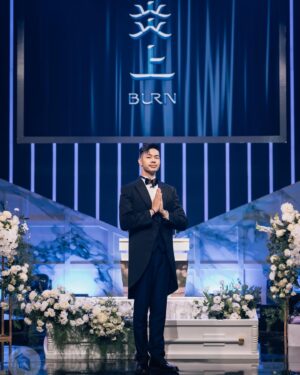 Daniel Chen Instagram - 炎上這群人大將軍體驗完成，如夢似幻的夜晚，萬般帶不走，唯有笑隨身。

感謝薩泰爾，霍金馬林德晏，感謝這群人七位優秀的網紅，還有火伴，從哥，昇達，小柔姊，鐵牛，酷炫。

感謝老K率領的寫手團隊

#炎上這群人 線上版預購正式開跑！
🕊️超早鳥預購 72hr 限時優惠 只要249元！
⚡️完成購買，再抽 #這群人簽名拍立得大禮包
🎈點擊 @str_network 主頁連結立即下單

｜💙ྀི 線上版 2024/4/30 12:00 正式上架 💙｜

#薩泰爾娛樂 @str_network 
#炎上BURN @burn.taiwan

• Dr.情趣《#炎上這群人》演出陣容|
• 主秀：#這群人 @thisgroupofpeople
#展榮 @keelongxu
#展瑞 @monday_rays
#茵聲 @ferrtsss
#董仔 @donehannah
#木星 @gillingraze
#尼克 @nickwang1988
#石頭 @tgopstone
炎上大將軍：#陳大天 @danielchen413
火伴：
#唐從聖 @tsungtsung1212
#鐵牛 @ironbullim
#黃小柔@huang_roro
#楊昇達@megaoyang
#酷炫 @kevin0204660
• 客串演出：
比杰@green_father_bj
莫宰羊@goatergoat
#黃氏兄弟
@huangbrotherss

👔 @marcobruno.tp

📸 Photo by Yellow @undersday_ 、歐家成 @ouchiacheng 、Kelly @k_liu_photo