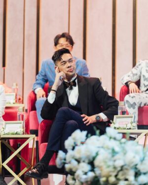 Daniel Chen Instagram - 炎上這群人大將軍體驗完成，如夢似幻的夜晚，萬般帶不走，唯有笑隨身。

感謝薩泰爾，霍金馬林德晏，感謝這群人七位優秀的網紅，還有火伴，從哥，昇達，小柔姊，鐵牛，酷炫。

感謝老K率領的寫手團隊

#炎上這群人 線上版預購正式開跑！
🕊️超早鳥預購 72hr 限時優惠 只要249元！
⚡️完成購買，再抽 #這群人簽名拍立得大禮包
🎈點擊 @str_network 主頁連結立即下單

｜💙ྀི 線上版 2024/4/30 12:00 正式上架 💙｜

#薩泰爾娛樂 @str_network 
#炎上BURN @burn.taiwan

• Dr.情趣《#炎上這群人》演出陣容|
• 主秀：#這群人 @thisgroupofpeople
#展榮 @keelongxu
#展瑞 @monday_rays
#茵聲 @ferrtsss
#董仔 @donehannah
#木星 @gillingraze
#尼克 @nickwang1988
#石頭 @tgopstone
炎上大將軍：#陳大天 @danielchen413
火伴：
#唐從聖 @tsungtsung1212
#鐵牛 @ironbullim
#黃小柔@huang_roro
#楊昇達@megaoyang
#酷炫 @kevin0204660
• 客串演出：
比杰@green_father_bj
莫宰羊@goatergoat
#黃氏兄弟
@huangbrotherss

👔 @marcobruno.tp

📸 Photo by Yellow @undersday_ 、歐家成 @ouchiacheng 、Kelly @k_liu_photo