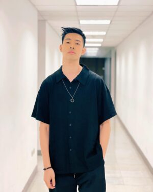 Daniel Chen Instagram - 最近都是Queen shop 男裝MAN陪伴我在工作在家，好穿、舒適、日式，簡易搭配夏天自然走路有風，嗯⋯⋯有風就不熱了對吧！？

@queenshoplife