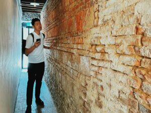 Daniel Chen Instagram - 台南民宿捉鳳凰已經開箱到第三館了，座落在信義街裡巷弄內的室外桃源，挑高寬闊，房型舒適，可供朋友家庭做選擇，只能說捉鳳凰一直都能捉住我的目光，出差必推民宿。

@catchphoenix_guesthouse