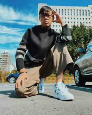 Daniel Chen Instagram - 穿新鞋停車場也好拍，有人發現今年要過掉四分之一了嗎？近期充實到覺得時間不夠用啊！

專場「過氣」本週三開始售票

@kswiss_taiwan