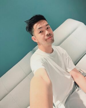 Daniel Chen Instagram - 最近都是Queen shop 男裝MAN陪伴我在工作在家，好穿、舒適、日式，簡易搭配夏天自然走路有風，嗯⋯⋯有風就不熱了對吧！？

@queenshoplife