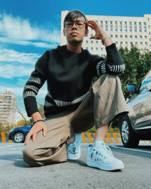 Daniel Chen Instagram - 穿新鞋停車場也好拍，有人發現今年要過掉四分之一了嗎？近期充實到覺得時間不夠用啊！

專場「過氣」本週三開始售票

@kswiss_taiwan