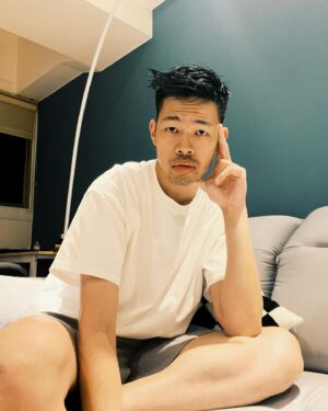 Daniel Chen Instagram - 最近都是Queen shop 男裝MAN陪伴我在工作在家，好穿、舒適、日式，簡易搭配夏天自然走路有風，嗯⋯⋯有風就不熱了對吧！？

@queenshoplife