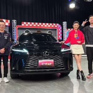 Daniel Chen Instagram - 今晚22：00播出
地球黃金線
帶著大黑一起去上節目
也算是幫我賺一點回來😂😂😂
