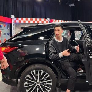 Daniel Chen Instagram - 今晚22：00播出
地球黃金線
帶著大黑一起去上節目
也算是幫我賺一點回來😂😂😂
