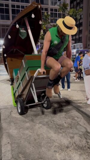 Daniel Erthal Instagram - O fantasma verde. @ilhadasede 💚 

Insano tah?💪🏻
.
.
.

#rua #empreendedorismo #venda #cerveja #ambulante#instagram #foryou #fyp #viral #viralvideos
