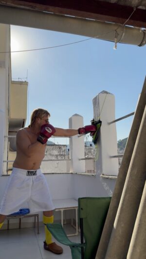Daniel Erthal Instagram - Um dia de cada vez, superando dor e mudando o chip da máquina. 🏴‍☠️💪🏻
.
.
.
#recuperacao #shape #treino #lifestyle #love #foryou #fyp #fypシ #boxe #saúde #jejumintermitente #raça #happy #mind