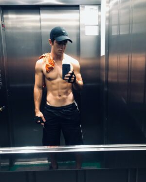 Daniel Rangel Instagram - Aproveitando o clima olímpico pra lembrar dos meus tempos de ginasta, quatro anos já… como passa rápido! Máximo respeito e admiração pelos nossos atletas que tão enchendo a gente de orgulho. Quem não tá se emocionando vendo as olimpíadas tá maluco pô 🤸🏻‍♂️🏆🇧🇷🥇