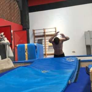 Daniel Rangel Instagram - Aproveitando o clima olímpico pra lembrar dos meus tempos de ginasta, quatro anos já… como passa rápido! Máximo respeito e admiração pelos nossos atletas que tão enchendo a gente de orgulho. Quem não tá se emocionando vendo as olimpíadas tá maluco pô 🤸🏻‍♂️🏆🇧🇷🥇