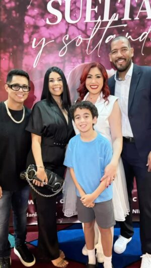 Daniela Droz Instagram - Para los que no conocen mi historia…esta es mi familia.

Foto 1 . Mi esposo, mi hijo, el papá de mi hijo , su esposa y yo.

Foto 2. Un abrazo sincero entre el papá de mi hijo y yo.

Foto 3. Un abrazo lleno de respeto entre la esposa del papá de mi hijo y yo.

El resto de las fotos hablan por sí solas.  En las últimas abrazo y celebro con mis amados Padres, tengo la bendición de disfrutar en esta etapa de mi vida a Mami y a Papi, doy GRACIAS a Dios por su salud y vida TODOS los días de mi vida. 

⭐️TODOS ELLOS FUERON A VERNOS AL @cbasanturce el pasado fin de semana, Suelta y Soltando es mucho más q un #standup , es presencia de Dios de principio a fin.⭐️

Valora , ama y SUELTA.

Esto solo lo hace JESÚS.

❤️PRÓXIMAS PARADAS : 

Yauco Sept 22
San Sebastián Sept 29
Caguas CBA Oct 13

#transformación #procesos #fe #danieladroz #familia #paz #christianlifestyle #sueltaysoltando #cbasanturce