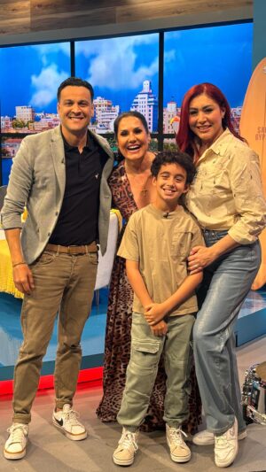 Daniela Droz Instagram - ¿Eres más como @danieladroz o como @deddieromero? 😂🎶 ¡Gracias a Daniela y Kenito por visitarnos hoy en PR en Vivo! 🙌🏽🩷