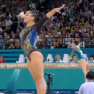 Daniela Mercury Instagram - Acordar cedo, treinar (faça chuva ou faça Sol), chorar, sorrir, gritar, acreditar, pensar em desistir e seguir! Cada atleta brasileiro que está em Paris disputando uma medalha conhece bem esse roteiro. Subir ao pódio é coroar essa jornada individual, mas é também muito mais do que isso. É levar um sentimento de pertencimento, de força, de possibilidade, esperança e de alegria para uma país inteiro. Quero agradecer e parabenizar cada atleta que está em Paris nos permitindo realimentar os nosso corações com o sentimento de que podemos e merecemos, por toda trajetória construída. E que esse sentimento possa persistir em Paris e pós-Paris, e que a gente siga a cantar: alegria agora, agora e amanhã. Alegria agora e depois e depois e depois de amanhã.

#Olimpíadas #jogosolimpicos #danielamercury #paris2024