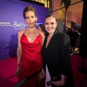 Daniela Nicolás Instagram - MOMENTO FAN! 💣 
Para todos los que somos fanáticos de Betty La Fea, esto es lo máximo!!!! 😍

Recuerden que desde el 19 de julio por @primevideolat se viene #bettylafea la historia continúa! ♥️