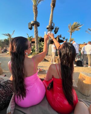 Daniela Nízlová Instagram - Cheers for life🥂 #scorpios #mykonos #twins #twiins #sagapo