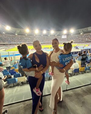 Daniela Nízlová Instagram - FORZA NAPOLI⚽️💪🏼 @stanleylobotka37 @officialsscnapoli @twiinsmusic @veronikatwiins