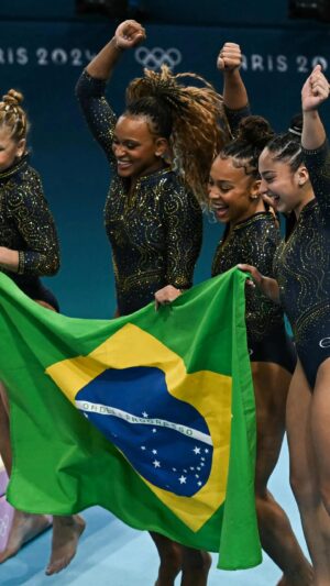 Daniele Hypólito Instagram - HOJE PARIS VAI VIRAR BAILE🇧🇷🏆✨

Nossas gigantes comemorando ao som da voz do povo brasileiro em Paris ✨

#olimpíadasdeparis2024
Créditos: @timebrasil