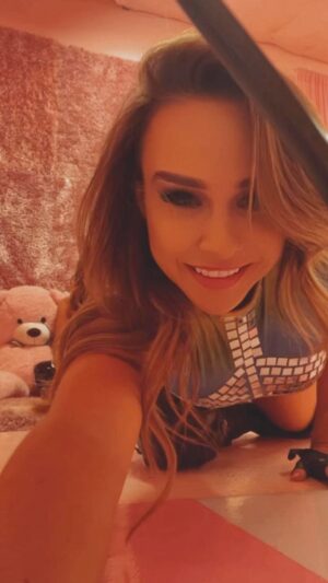 Danielle Harris Instagram - Just landed in the UK got me feeling like…