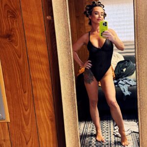 Danielle Harris Instagram - 2 weeks into 46 years old feels pretty good. I wouldn’t dare post anything like this in my 30’s. Something happens when you get older that’s truly liberating. I work hard on the inside so I can feel confident on the outside. #nofucksgiven ❤️