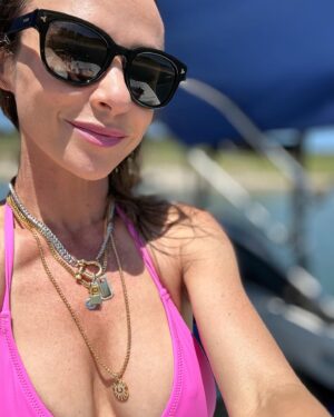 Danielle Harris Instagram - Wishing everyone a safe and happy Independence Day!! Happy birthday America!!! Soakin up the sun with a lil bling on the boat today!!! @artizanjoyeria ❤️💋🚤