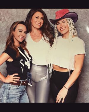 Danielle Harris Instagram - I love these ladies. Just sayin. @cerinavincent @undertheseascout @cscomiccon