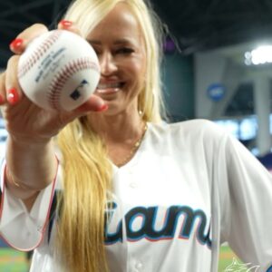 Danielle Moinet Instagram - Summer Rae en la casa! #HomeOfBeisbol