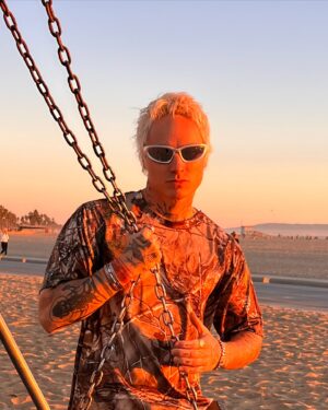 Daniil Matseychuk Instagram - ⛓️tetrarchy and consensus for the Thracian horseless horseman at the beach ⚙️

Reading about Roman Empire and see the same patterns of human behavior and social interactions in our beautiful world 🙃

You are your own Rome 🌿