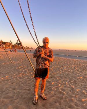 Daniil Matseychuk Instagram - ⛓️tetrarchy and consensus for the Thracian horseless horseman at the beach ⚙️

Reading about Roman Empire and see the same patterns of human behavior and social interactions in our beautiful world 🙃

You are your own Rome 🌿
