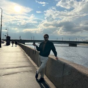 Danila Kozlovsky Instagram - Просто рандомная фотокарточка невероятного города. Авторство @kseniarappoport 🤍 21.07.2024 #питерялюблютебя