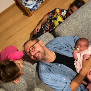 Danilo Bertazzi Instagram - Due bamboline ed un intruso 🩷🩷
.
.
.
#babygirl #beautifulgirls #cute #lovelybaby #lovelynight #friends