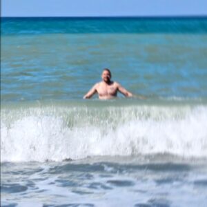 Danilo Bertazzi Instagram - Primo bagno della stagione 🌊☀️
.
.
#sunnyday #sealife #daddy