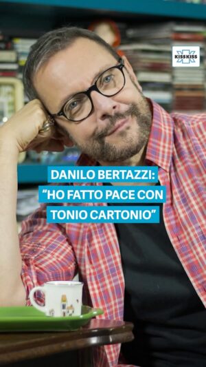 Danilo Bertazzi Instagram - 𝙌𝙪𝙖𝙣𝙩𝙤 𝙥𝙚𝙨𝙖 𝙡𝙖 𝙥𝙤𝙥𝙤𝙡𝙖𝙧𝙞𝙩𝙖̀? 

In Dedikiss si è parlato di pause e di ritiri dalle scene per il peso della popolarità. È intervenuto in diretta l’attore Danilo Bertazzi, che nei primi anni duemila ha interpretato Tonio Cartonio, protagonista della storica Melevisione, e che ha rappresentato uno dei personaggi più iconici dell’infanzia dei millennials.

Dedikiss con @marcoeraf
📺📻 14:00 - 16:00 canale 158 Digitale Terrestre

#dedikiss #radiokisskiss #toniocartonio #melevisione #infanzia