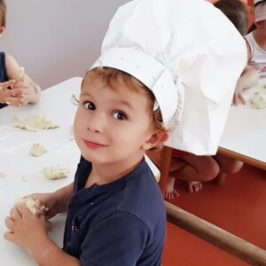 Danilo Bertazzi Instagram - Vi ricordate quando cucinavo per Re Quercia, principessa Odessa, Lupo Lucio & Co? 🍎
Buon pranzo della domenica a tutti!
.
.
#sunday #memories #melevisione #cook #tvstar #babychef #babyboy #uncleproud #chef