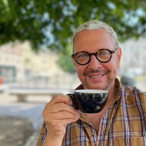 Danilo Bertazzi Instagram - Oggi finalmente si respira e il caffè lo prendo in una delle piazze più belle di Torino! ☕️
.
.
.
#coffeetime #summervibes #torinoèlamiacittà #thebeardedway #blond #blondhair #barbie