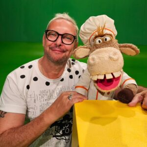 Danilo Bertazzi Instagram - Col mio chef di fiducia! 🐴
.
.
.
#wednsday #moodoftheday #greenscreen #ilovemyjob #puppet #puppetshow #raiyoyo