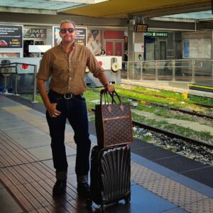Danilo Bertazzi Instagram - .
Si parte (in ritardo)!
Buon weekend a tutti!
.
.
.
#weekend #travel #railwaystation #railway #happyweekend