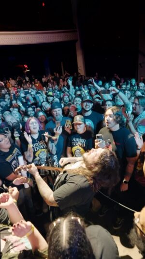 Danny Kiranos Instagram - We’ve straight up been having the best tour. Every show has had its own strengths and quirks and tonight in Ventura should be no different because WE’RE DRESSING UP FOR HALLOWEEN and it’s gonna be funny at the very least. Come out to @majestic.ventura.theater and see if you can guess what we are 😶‍🌫️👻😘

📸: @corkytea