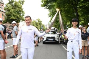 Dany Boon Instagram - Le relais de la flamme Olympique symbolise la paix entre les Nations et l’amitié entre les peuples sans discrimination aucune. 
Au delà de la grande fierté de porter la flamme dans mon Ch’nord natal, j’ai ressenti, en traversant cette foule si dense et si festive, une communion fraternelle empreinte de tolérance qui, qu’elles que soient nos origines et nos différences, prouve bien que nous ne formons qu’une seule et belle humanité.