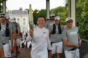 Dany Boon Instagram - Le relais de la flamme Olympique symbolise la paix entre les Nations et l’amitié entre les peuples sans discrimination aucune. 
Au delà de la grande fierté de porter la flamme dans mon Ch’nord natal, j’ai ressenti, en traversant cette foule si dense et si festive, une communion fraternelle empreinte de tolérance qui, qu’elles que soient nos origines et nos différences, prouve bien que nous ne formons qu’une seule et belle humanité.