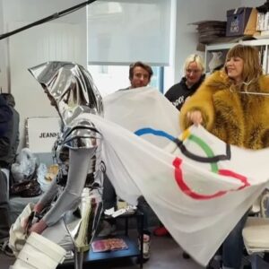 Daphné Bürki Instagram - Un personnage très important pour cette cérémonie d’ouverture de @paris2024 !

La cavalière lancée au galop sur son cheval métallique drapée dans une cape frappée des anneaux olympiques. Elle incarne l’esprit olympique et Sequana : la solidarité, l’excellence, le respect et l’amitié! 

J’ai présenté à @thoma.jolly l’une de nos grandes créatrices française @jeannefriot et l’artisan prodige @gienah.robert ✨
Nous avons travaillé plusieurs semaines ensemble avec @olivierberiotofficial pour créer cet appel à la paix et à la solidarité qui a pris corps dans cette armure 🤍

Cheval métallique créé par @atelier_blam à Nantes. 
@morganesuquart la cavalière de la Seine 

#paris2024