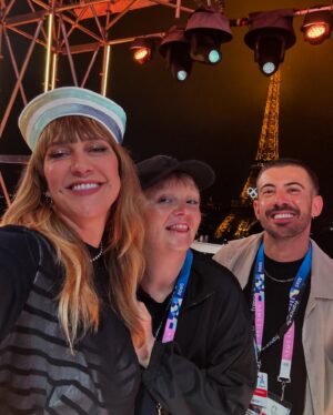 Daphné Bürki Instagram - Point look. Point Barre. Point Cérémonies ouverture et clôture des jeux olympiques @paris2024 💙🤍❤️‍🩹
À votre demande ! Je vous embrasse fort !

Bienvenue en France ! Il fallait que Jean-Paul m’accompagne pour l’ouverture !🫶🏼
Look @jeanpaulgaultier 
Cuissardes @maisonernest 
Calot custom dans notre atelier de la Montjoie par @cathouche 💘

Pour la clôture, nous avons eu la chance de travailler sur les costumes avec notre cher Kevin,
donc look archive @kevingermanier ✨

Beauty @marieke_thibaut puis @jomakeup1 
@la_bonnemaison par @florianbonnemaison puis @andrewshairs 

📷 @marieke_thibaut 
#pointlook #pointbarre #jo #cestpasfini💕