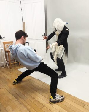 Daphné Bürki Instagram - Je vous embarque dans les coulisses de la création des costumes pour la cérémonie d’ouverture de Paris 2024 ?

Le porteur de flamme! 🔥 Personnage important imaginé par @thoma.jolly . Il fallait créer un super héros inspiré de plusieurs personnages masqués qui ont marqué la littérature et le cinéma français : Belphégor, le masque de fer, le fantôme de l’opéra, Ezio d’Assassin’s Creed, Fantomas, ou encore Arsène Lupin…

Création @olivierberiotofficial @daphneburki par l’atelier des cérémonies des jeux olympiques @paris2024

Habillage, maquillage et coiffure par les équipes d’ @audreyborca et @sylvainrigault
