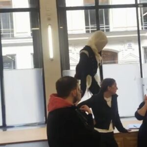 Daphné Bürki Instagram - Je vous embarque dans les coulisses de la création des costumes pour la cérémonie d’ouverture de Paris 2024 ?

Le porteur de flamme! 🔥 Personnage important imaginé par @thoma.jolly . Il fallait créer un super héros inspiré de plusieurs personnages masqués qui ont marqué la littérature et le cinéma français : Belphégor, le masque de fer, le fantôme de l’opéra, Ezio d’Assassin’s Creed, Fantomas, ou encore Arsène Lupin…

Création @olivierberiotofficial @daphneburki par l’atelier des cérémonies des jeux olympiques @paris2024

Habillage, maquillage et coiffure par les équipes d’ @audreyborca et @sylvainrigault