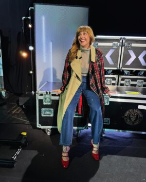 Daphné Bürki Instagram - Point Look. Point Barre. (En retard) Dans ta loge
À votre demande, je vous embrasse fort 💋

Look 1 -Veste @cfcl_official et @charlielemindu 

Look 2-veste @droledemonsieur  Jean @sandroparis 

Look 3 - chemise @zimmermann  Jean @. Souliers  @martinez 

Look 4 - trench @andrea_crews  Jean @sandroparis  Shoes @carelparis  Bijoux @zagbijoux 

Look 5 - veste @maxmara  Jupe @zimmermann  Shoes @martinez  Bijoux @camille.surault 

Look 6 - chemise @droledemonsieur  Pantalon @cfcl_official  Shoes @sportmax  Bijoux @zagbijoux 

Look 7 - veste @cfcl_official  Jean @maxmara  Boots @martinez  Bijoux @camille.surault