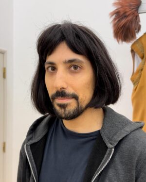 Dário Guerreiro Instagram - Pequeno Problema está na estrada e eu estou a:
- tirar uma senha dentro de uma carrinha cheia de espinafres
- fazer uma audição para o papel de Lorde Farquaad (nova peça Shrek no Gelo)
- falar dos meus pés à frente das pessoas 
- sujar o casaco com caca de pombo 
- espirrar fortemente por encandeamento solar 
- ser lindo
