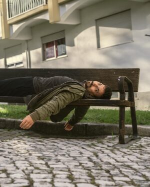 Dário Guerreiro Instagram - Pequeno Problema está na estrada e eu estou a:
- tirar uma senha dentro de uma carrinha cheia de espinafres
- fazer uma audição para o papel de Lorde Farquaad (nova peça Shrek no Gelo)
- falar dos meus pés à frente das pessoas 
- sujar o casaco com caca de pombo 
- espirrar fortemente por encandeamento solar 
- ser lindo