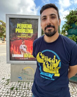 Dário Guerreiro Instagram - Calcorreando o país com o Pequeno Problema e materializando um espetáculo de stand-up em lindíssimas salas com este corpinho que a genética e a gastronomia tradicional portuguesa teimam em arruinar.

Nas viagens, ora se adormece e baba violentamente a cara, abdicando de qualquer dignidade; ora se encontra um random sósia na ponte 25 de Abril. 

Enorme obrigado a quem veio! 🫶