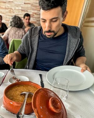 Dário Guerreiro Instagram - Calcorreando o país com o Pequeno Problema e materializando um espetáculo de stand-up em lindíssimas salas com este corpinho que a genética e a gastronomia tradicional portuguesa teimam em arruinar.

Nas viagens, ora se adormece e baba violentamente a cara, abdicando de qualquer dignidade; ora se encontra um random sósia na ponte 25 de Abril. 

Enorme obrigado a quem veio! 🫶
