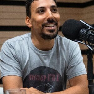Dário Guerreiro Instagram - O humorista algarvio Dário Guerreiro aborda as dificuldades de ser comediante fora dos grandes centros urbanos. 

Em conversa com Gustavo Carvalho, no podcast "Humor À Primeira Vista, fala ainda sobre o novo espetáculo "Pequeno Problema" e o projeto de comédia musical que ambiciona concretizar.

Ouça o episódio completo pelo link na bio e em todas as plataformas de podcasts.

#darioguerreiro #mocedumcabreste
#humorportugal
#podcastsportugal #centralismo 

📸 @tiago_fil